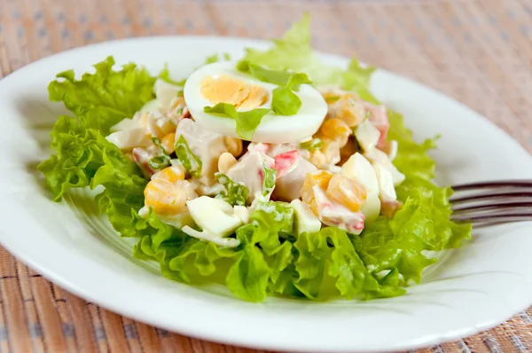 Uma deliciosa salada com ovo e maionese — Fotografia de Stock