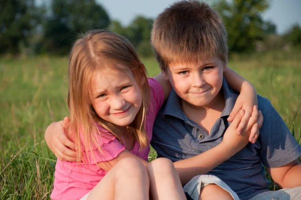 Портрет мальчика и девочки на открытом воздухе летом — стоковое фото