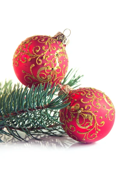 Рождественские украшения, сосновая ветвь и красные шарики изолированы на белом — стоковое фото