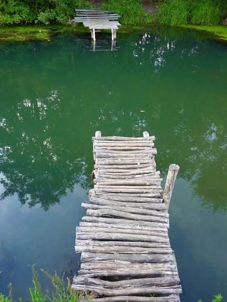 El viejo puente de madera sobre el río — Foto de Stock