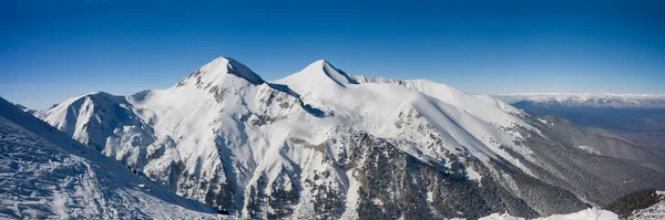 Panorama de las montañas de invierno en Bansko, Bulgaria — Foto de Stock