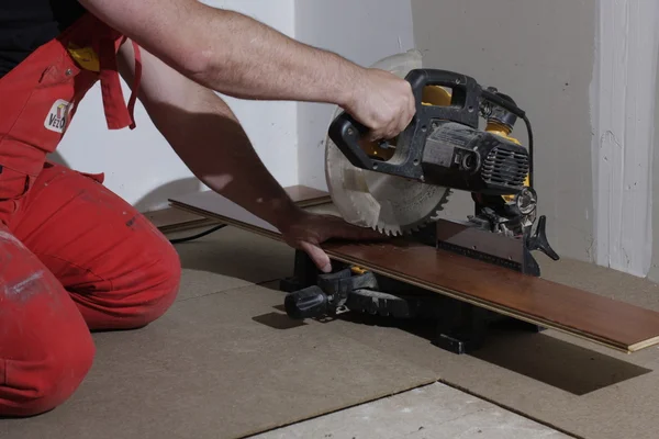 切断の木製の床を大工します。 — ストック写真