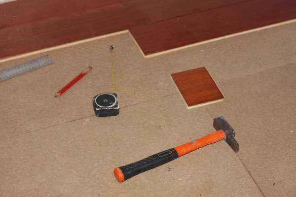 Instalovat dřevěnou podlahu — Stock fotografie