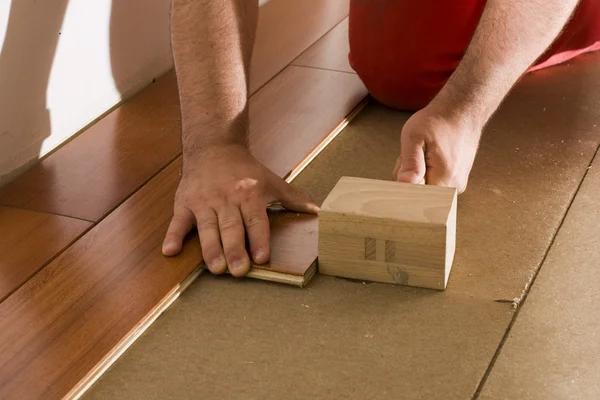Een houten vloer installeren Rechtenvrije Stockafbeeldingen