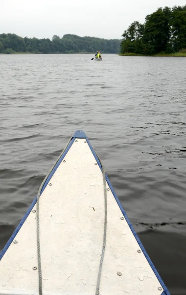 Paddling över sjön — Stockfoto