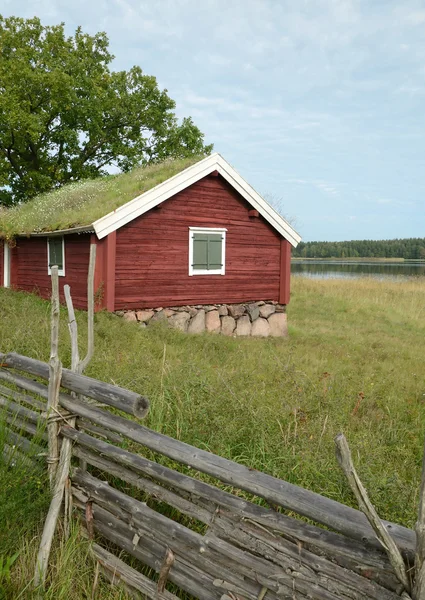 伝統的なスウェーデンのコテージ - 垂直方向のビュー — ストック写真