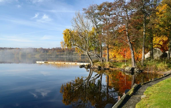 Jezero podzimu reflexe — Stock fotografie