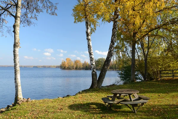 Lago de otoño con banco —  Fotos de Stock