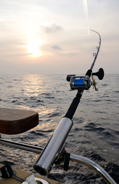 Одиночний рибальський дріт на човні — стокове фото