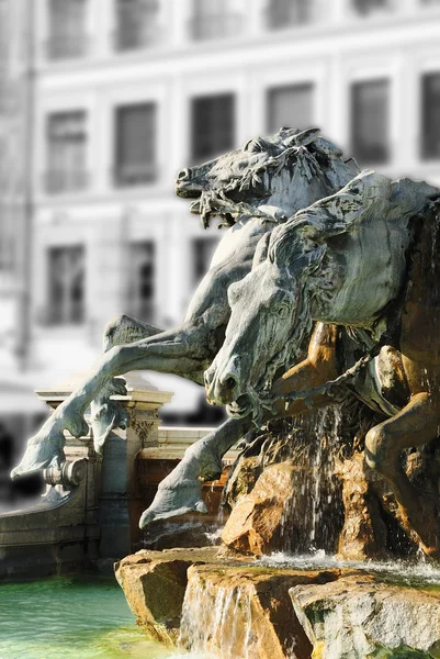 Frysta fontän i Lyon (Frankrike) — Stockfoto