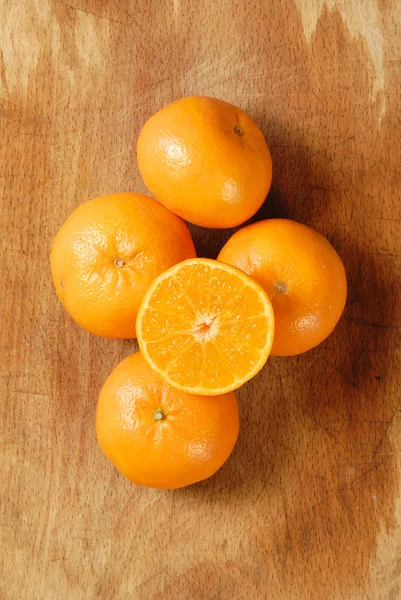 Połowa pomarańczy i pomarańczy. — Zdjęcie stockowe