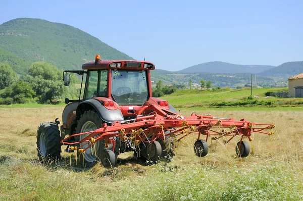 Traktor auf gepflügtem Feld — Stockfoto