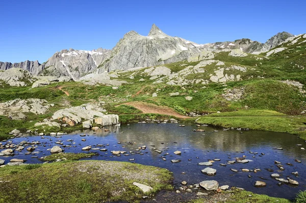 Berggipfel und See — Stockfoto