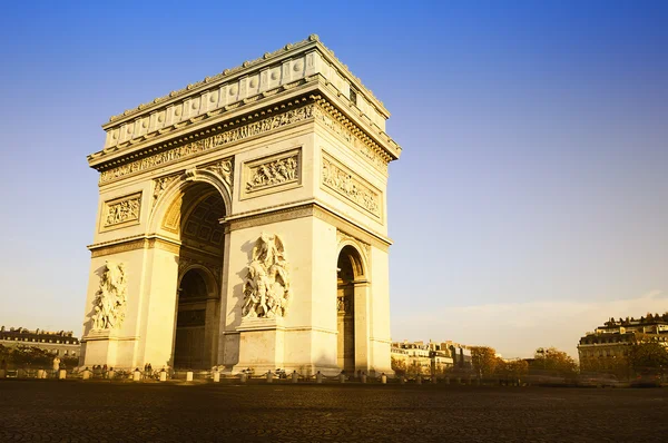 Триумфальная арка. День настал. Париж, Франция — стоковое фото