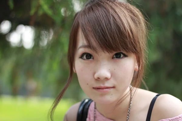 Una hermosa mujer asiática — Foto de Stock