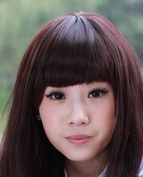 Eine schöne asiatische Frau in einem Park. — Stockfoto