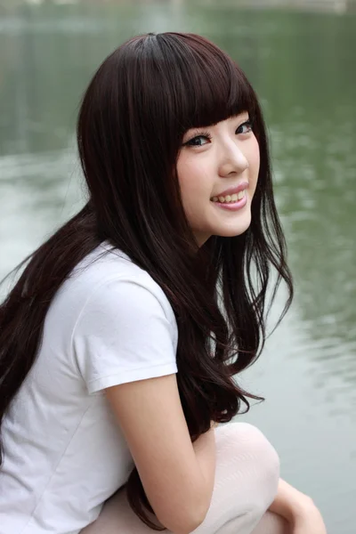 Una hermosa mujer asiática en un parque . —  Fotos de Stock