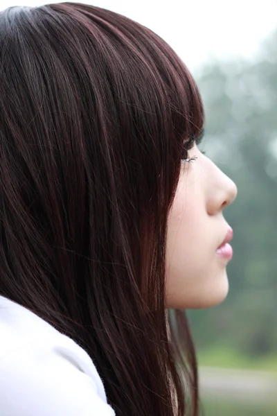 Eine schöne asiatische Frau in einem Park. — Stockfoto