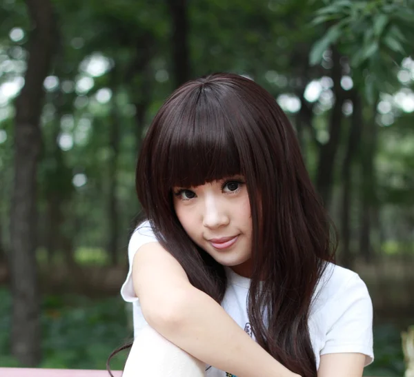 Uma linda mulher asiática em um parque . — Fotografia de Stock