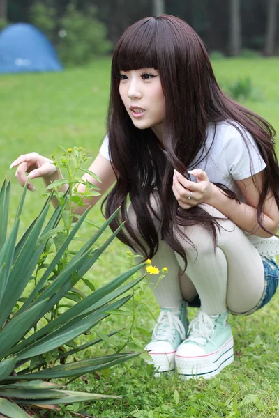 Una hermosa mujer asiática en un parque . — Foto de Stock
