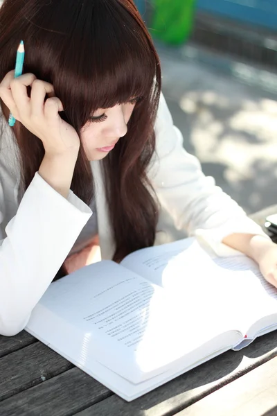 Un étudiant asiatique souriant étudie . — Photo