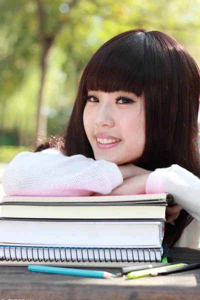 Усміхнене азіатських студент навчається. — стокове фото