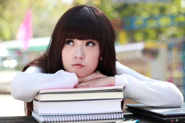 Una estudiante asiática sonriente está estudiando . —  Fotos de Stock