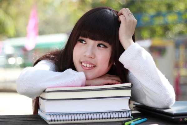 笑みを浮かべてアジア学生は勉強しています. — ストック写真