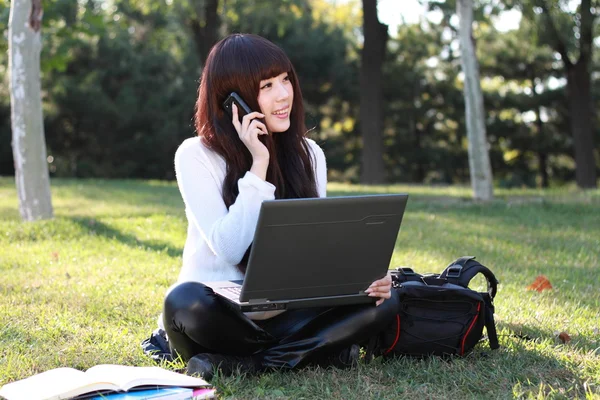 En leende asiatisk student studerar. — Stockfoto