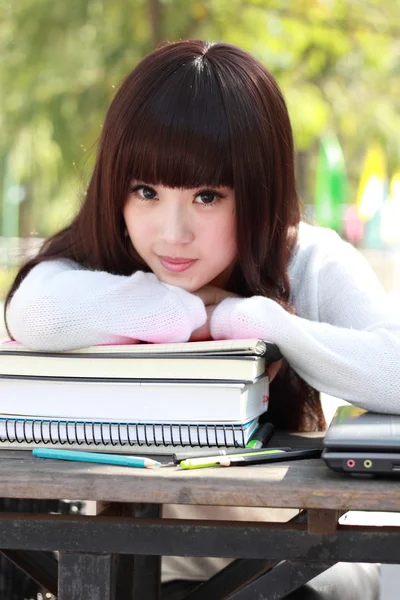 Ein lächelnder asiatischer Student studiert. Stockbild