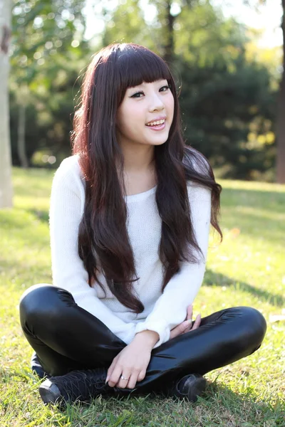 Usměvavá asijská studentka studuje. Royalty Free Stock Fotografie