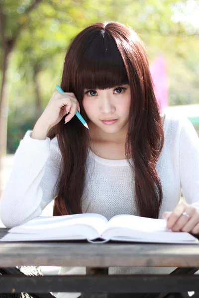 En leende asiatisk student studerar. — Stockfoto