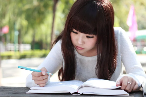 Μελετά ένα χαμογελαστό φοιτήτρια. — Φωτογραφία Αρχείου