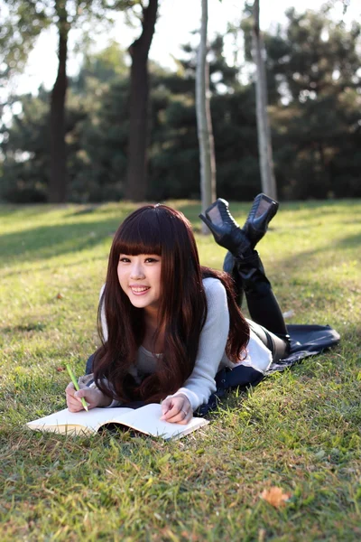笑みを浮かべてアジア学生は勉強しています. — ストック写真