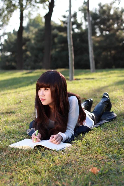 Μελετά ένα χαμογελαστό φοιτήτρια. — Φωτογραφία Αρχείου