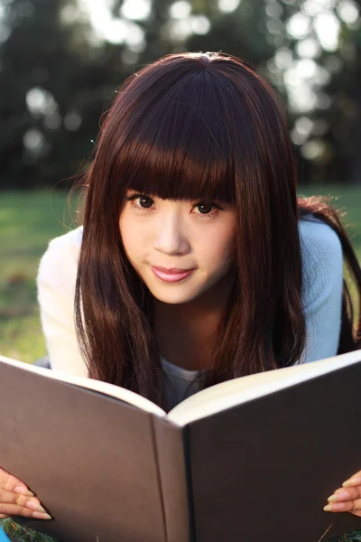 Usměvavá asijská studentka studuje. — Stock fotografie