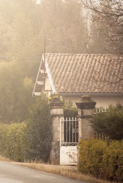 Um chalé francês rural em um dia nebuloso — Fotografia de Stock