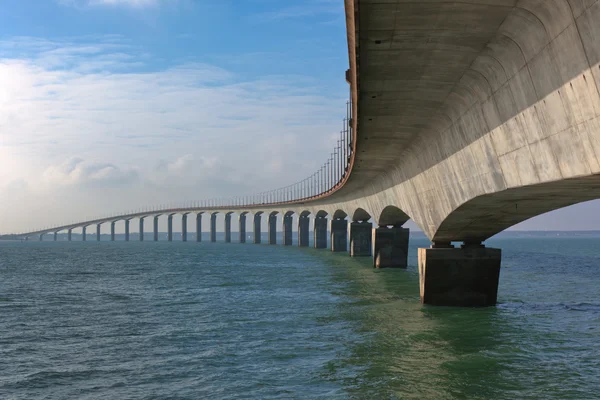 Zakrzywione most nad wodą — Zdjęcie stockowe