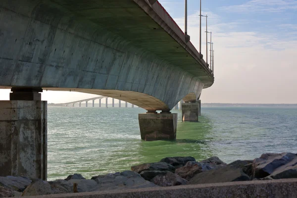 Geschwungene Brücke über das Wasser — Stockfoto