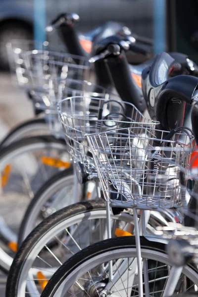 Aluguer de Cidade Bicicletas Estacionadas — Fotografia de Stock