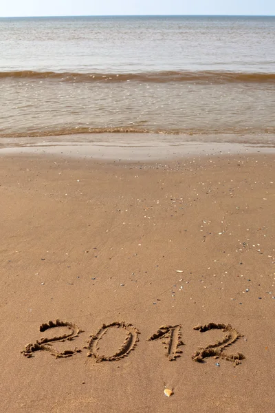2012 jaar geschreven op het strand zand — Stockfoto