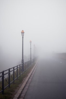 sisli yol ile eski lambalar