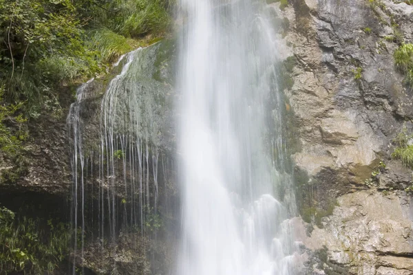 Fantastiska vattenfall beri i Alperna — Stockfoto