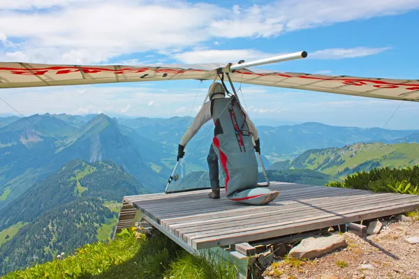 Deltavliegen in de Zwitserse Alpen — Stockfoto
