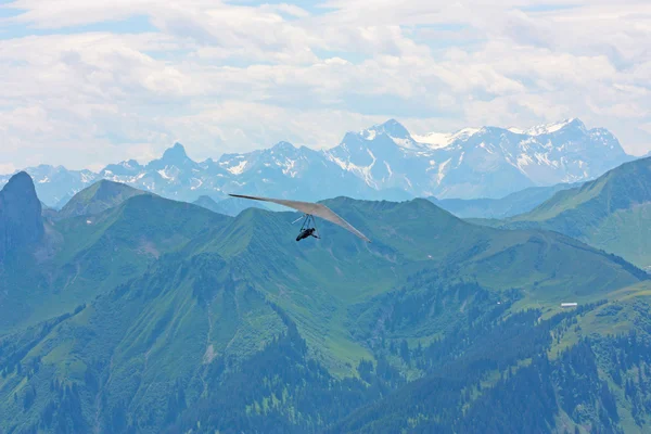 스위스 알프스에서 행글라이딩 — 스톡 사진