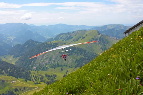 Hang planando em Alpes suíços — Fotografia de Stock