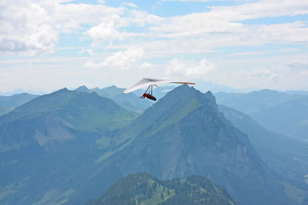 Deltaplano nelle Alpi svizzere — Foto Stock