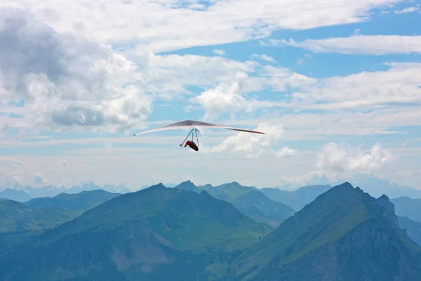 Faire du deltaplane dans les Alpes suisses — Photo