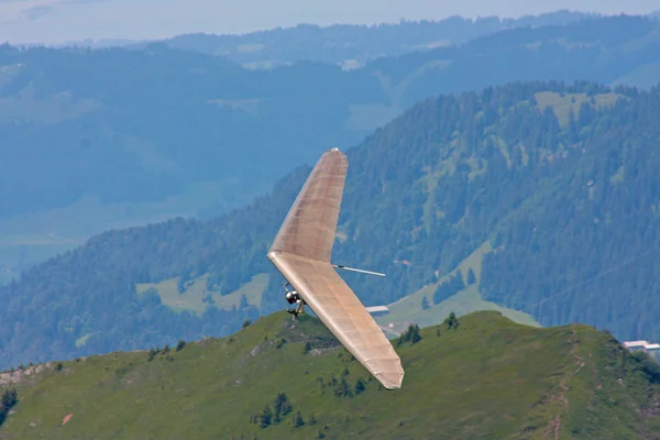 Hang gliding in Swiss Alps — Stock Photo, Image