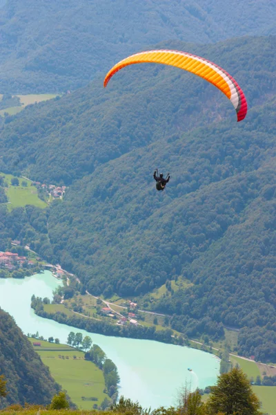 Gleitschirmfliegen in den Julischen Alpen — Stockfoto